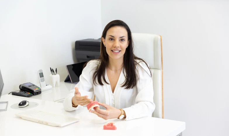 Chirurgien-dentiste Marta Hidalgo à la consultation avec un patient