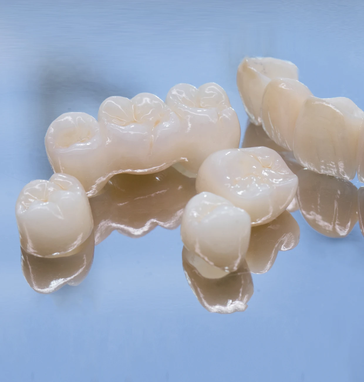 Pièces prothétiques pour les dents, bridges et couronnes